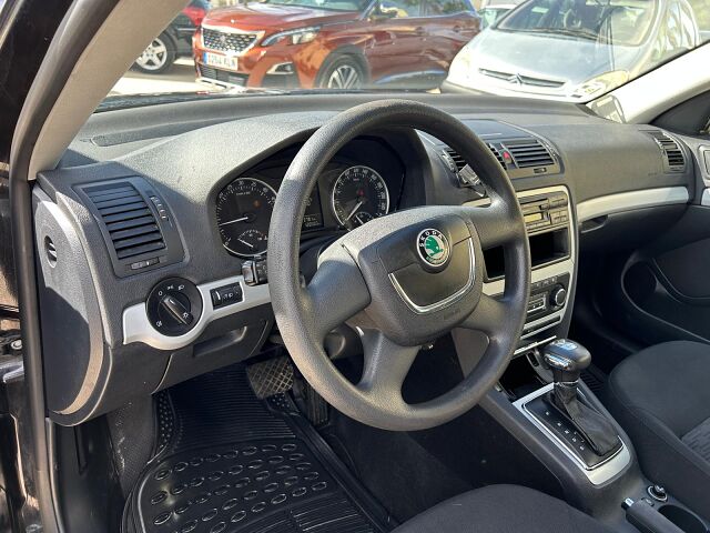 SKODA OCTAVIA AMBIENTE ESTATE 1.6 TDI AUTO SPANISH LHD IN SPAIN 80000 MILES 2011